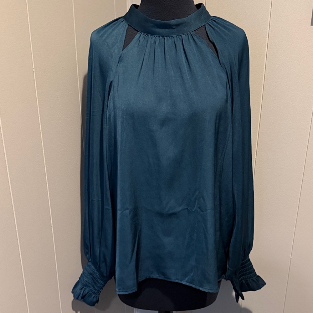 B36 Banana Republic Women’s Green Long Sleeve Blouse with Smocked Cuffs